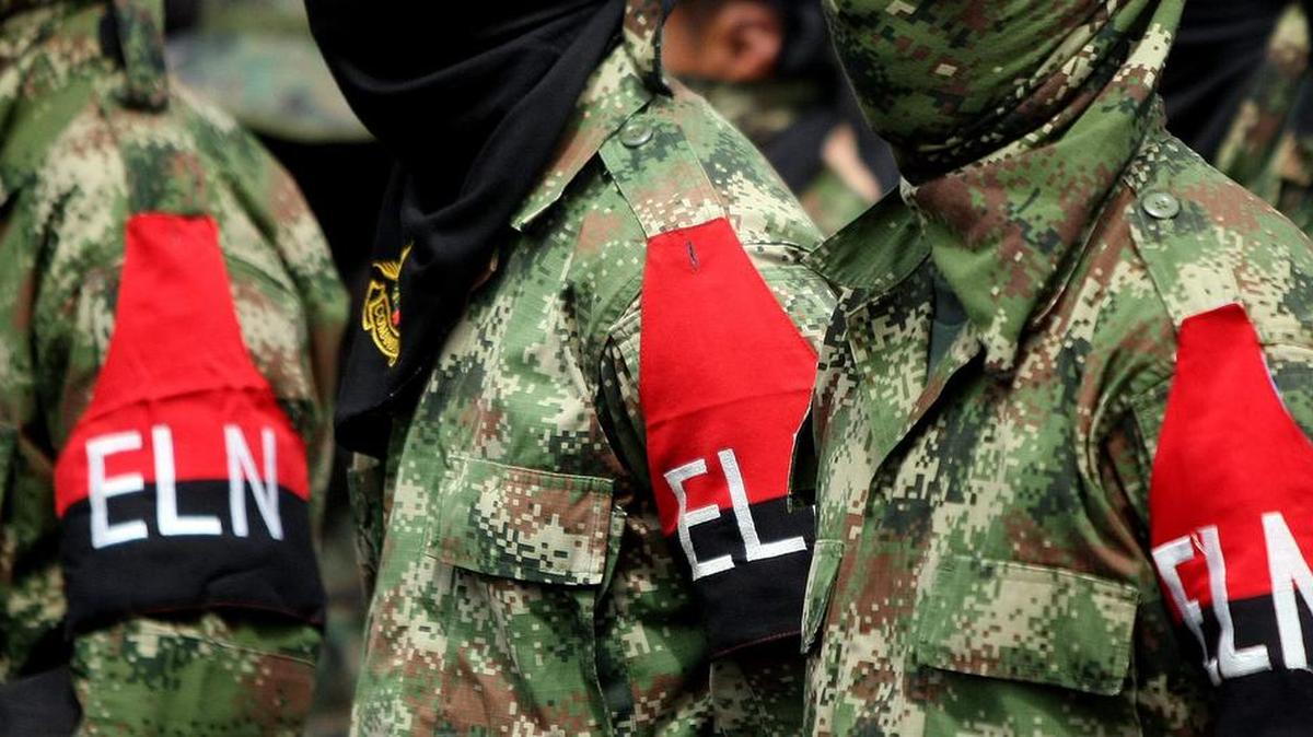 Fotografía de archivo fechada el 16 de julio de 2013 que muestra a integrantes del ELN en Cali, Colombia.
