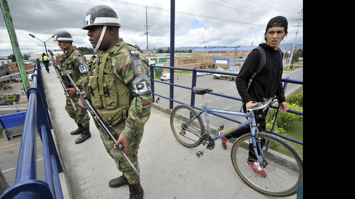 
Miembros de la Policía Militar colombiana vigilan un puente tras los dos bombazos que dejaron ocho personas heridas en Bogotá. 
