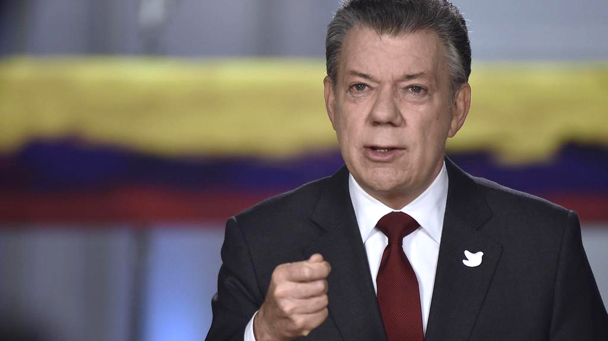 Fotografía cedida por la Presidencia de Colombia del mandatario Juan Manuel Santos durante una alocución el martes 22 Noviembre de 2016, en la que aseguró que el Congreso de la República refrendará el nuevo acuerdo de paz con las FARC, que será firmado el próximo jueves en Bogotá, porque es la mejor opción.