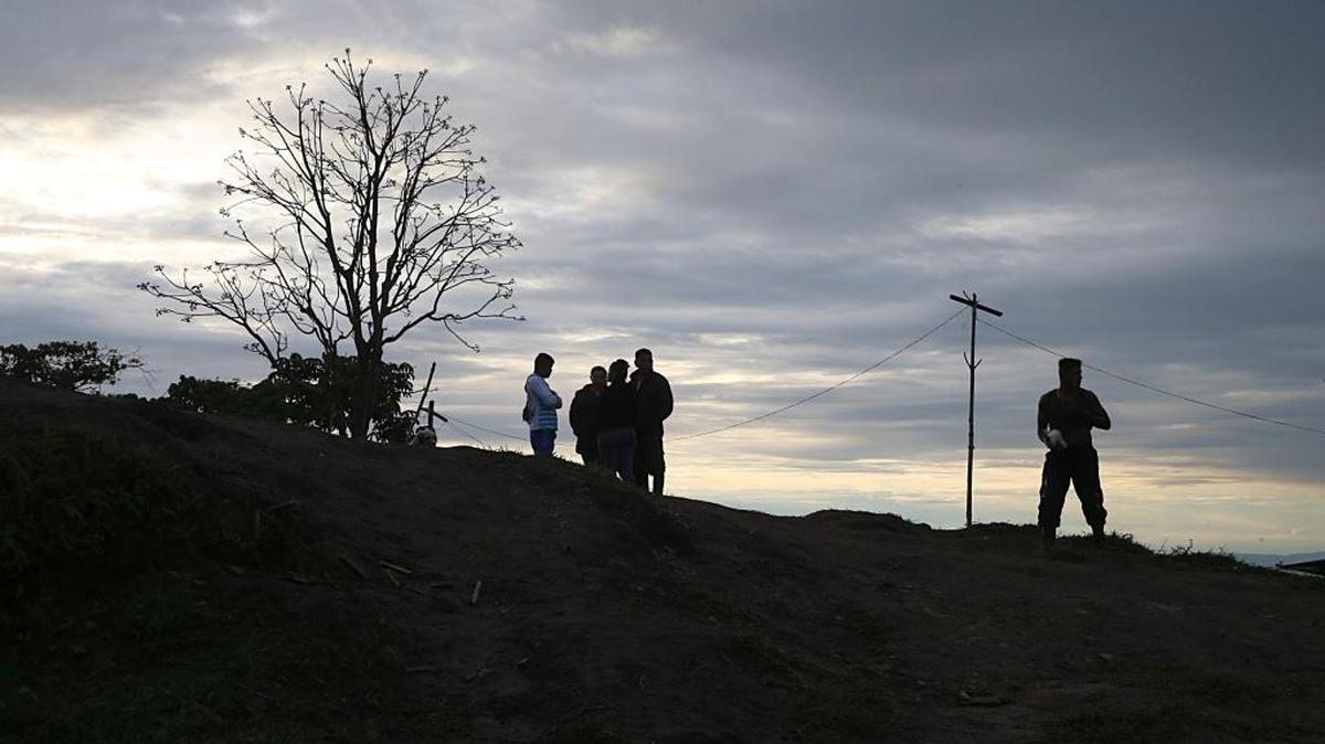 Un grupo de guerrilleros de las FARC comparte en la "Zona Veredal Transitoria de Normalización" en la Lima, en el Departamento de Tolima, el 2 de mayo. Los tres integrantes de una disidencia de la guerrilla de las FARC, fueron capturados en una operación realizada en el departamento de Caquetá.