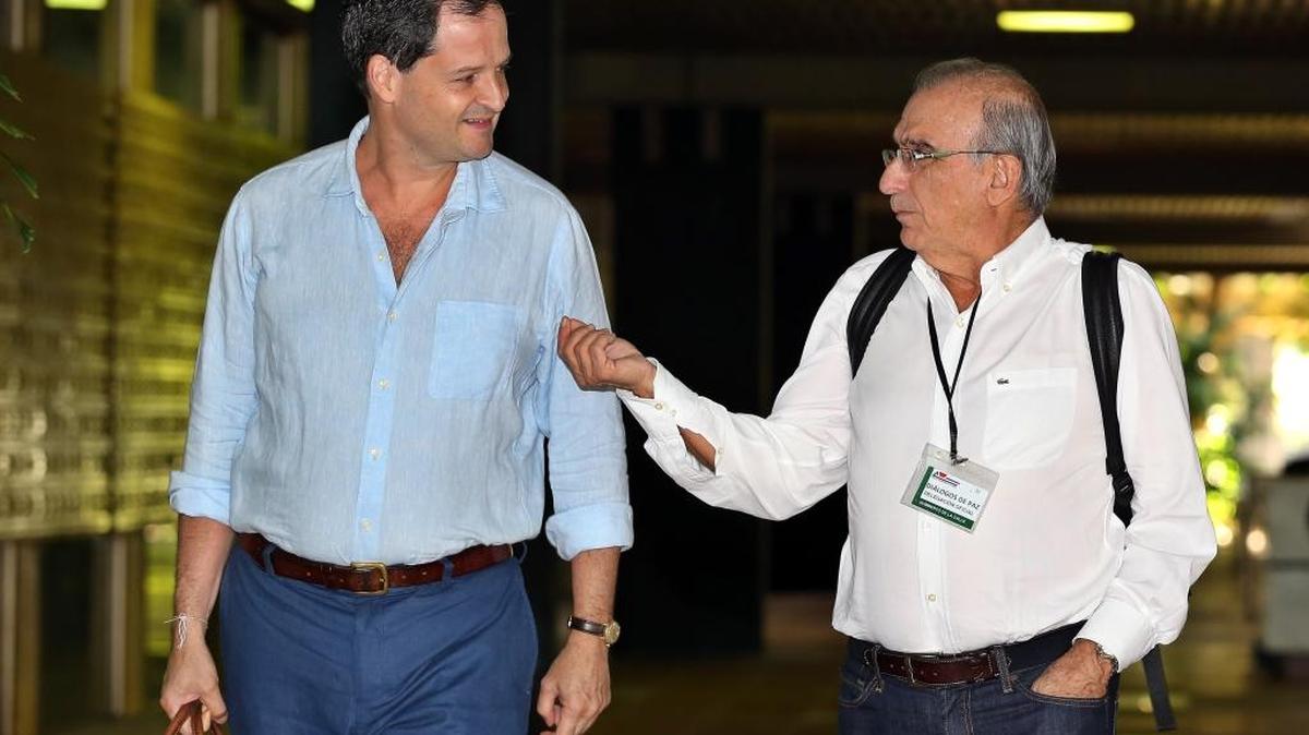 El jefe del equipo negociador del gobierno Colombiano, Humberto de La Calle (der.), y el alto comisionado para la paz, Sergio Jaramillo, arriban el lunes al Palacio de las Convenciones de La Habana, para una nueva jornada de diálogos de paz con las FARC.