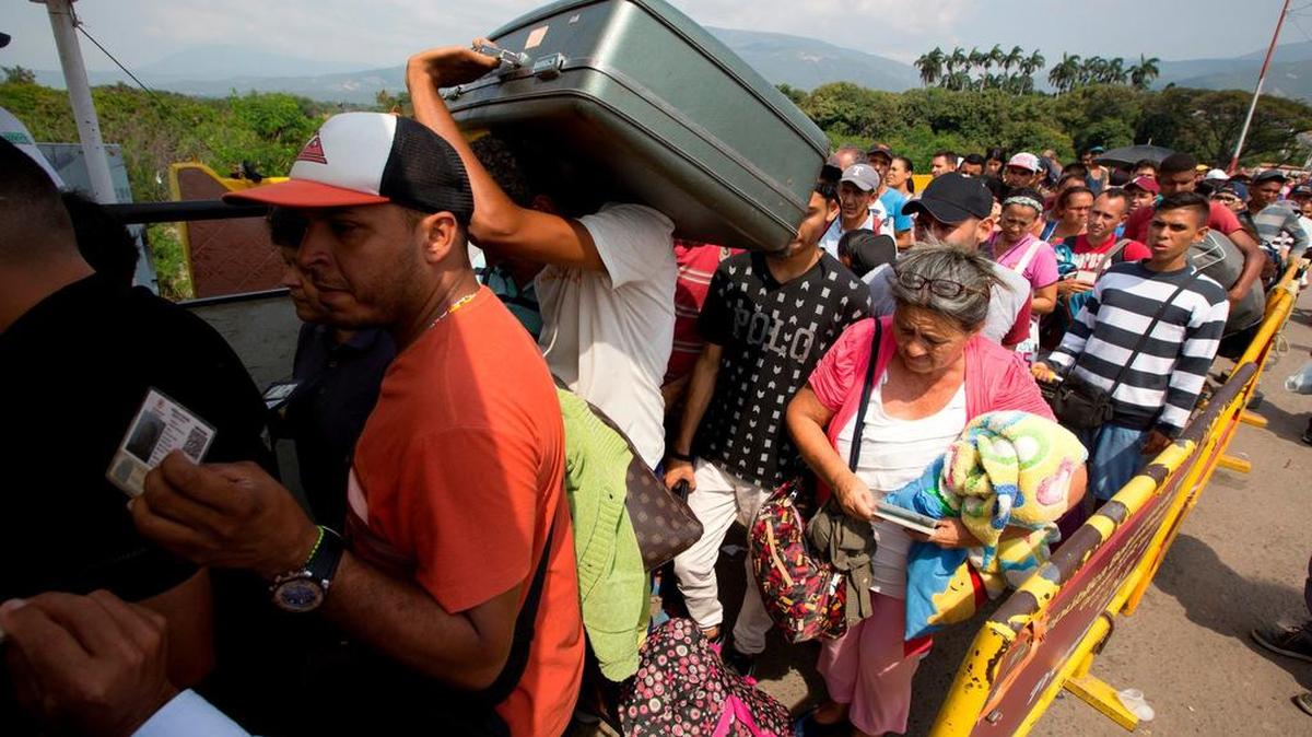 File photo of Venezuelan migrants crossing the Simón Bolívar international bridge to Colombia.