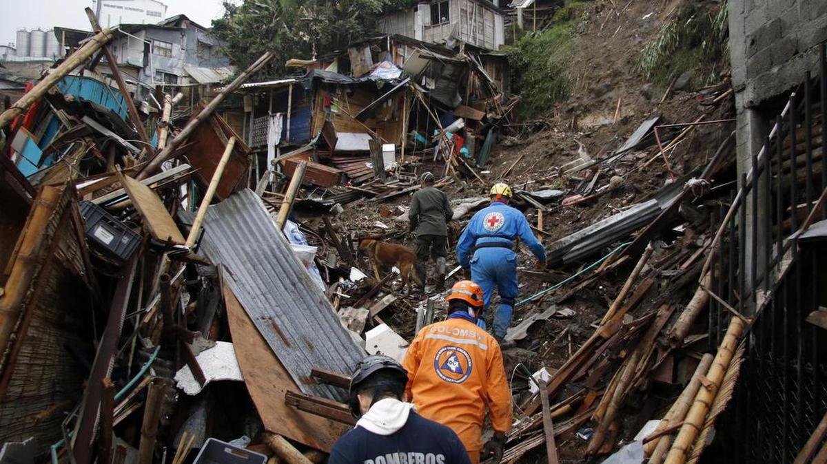 Socorristas buscan cuerpos de víctimas tras una avalancha en el barrio Persia el jueves 20 de abril de 2017, en Manizales (Colombia).