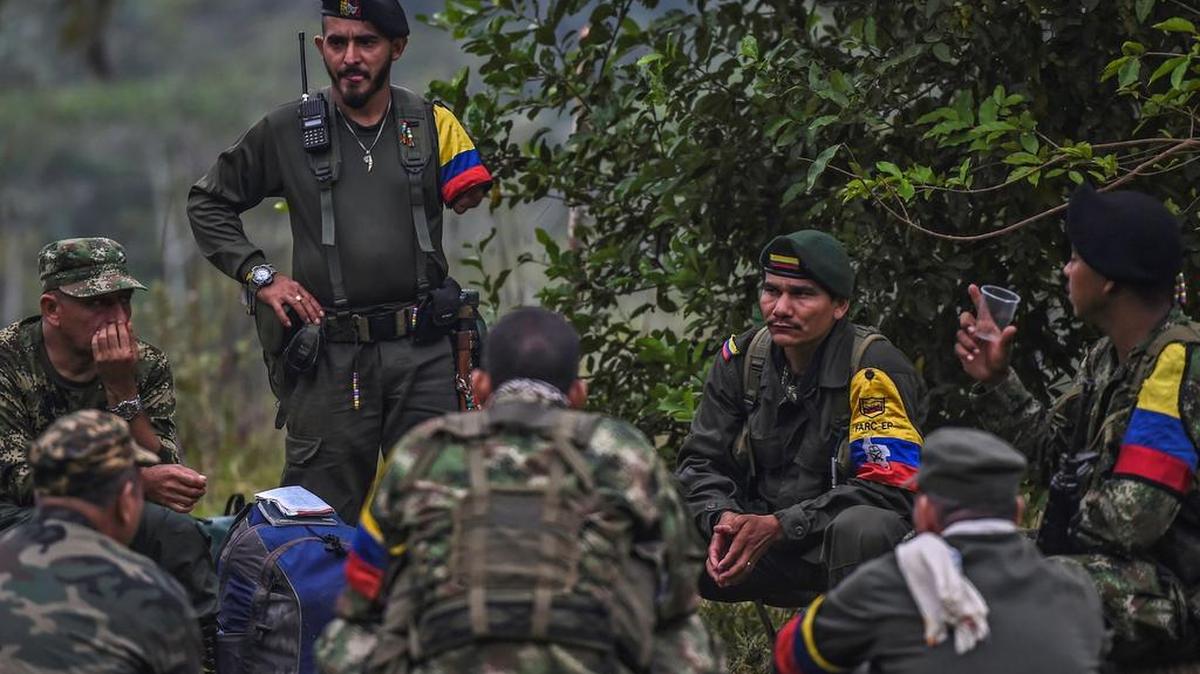 Foto tomada el 18 de febrero de 2016 muestra las fuerzas armadas revolucionarias de Colombia(FARC). Enrique ( 2 - L ), que perdió un brazo hace ocho años , se ve en un campo en la región del Magdalena Medio, departamento de Antioquia, Colombia, el 18 de febrero de 2016.