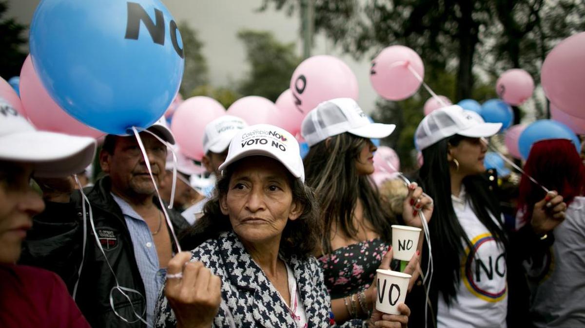Opositores del acuerdo de paz entre el gobierno de Colombia y la guerrilla de las FARC protestan el jueves en Bogotá, Colombia.