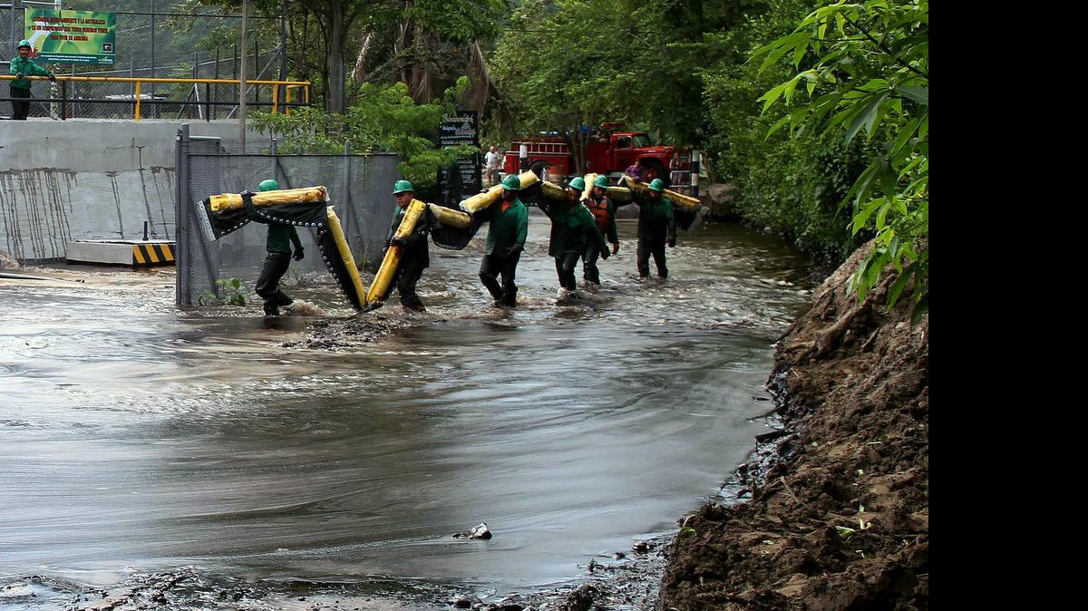 
Trabajadores de la empresa Ecopetrol intentan controlar un derrame de petróleo del oleoducto Caño Limón en el 2011. 
