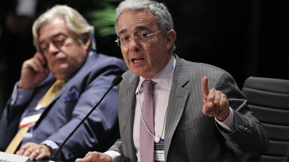 El ex presidente de Colombia Álvaro Uribe Velez habla durante una Cumbre sobre las Américas en el Campus de Miami Dade College Wolfson el jueves 12 de mayo de 2016.