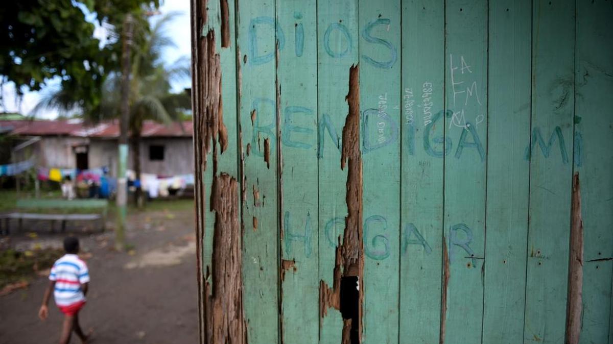 El grafitti en una pared dice "Dios bendiga mi hogar" en Pital de la Costa, municipio de Tumaco, departamento de Nariño, Colombia el 31 de octubre de 2017.