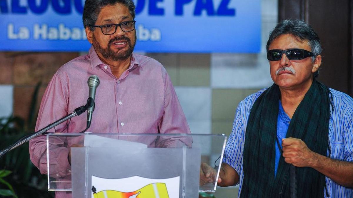 
Los comandantes de las FARC, Iván Marquez (izq.) y Jesús Santrich en una conferencia de prensa el viernes 11 de septiembre, en La Habana.
