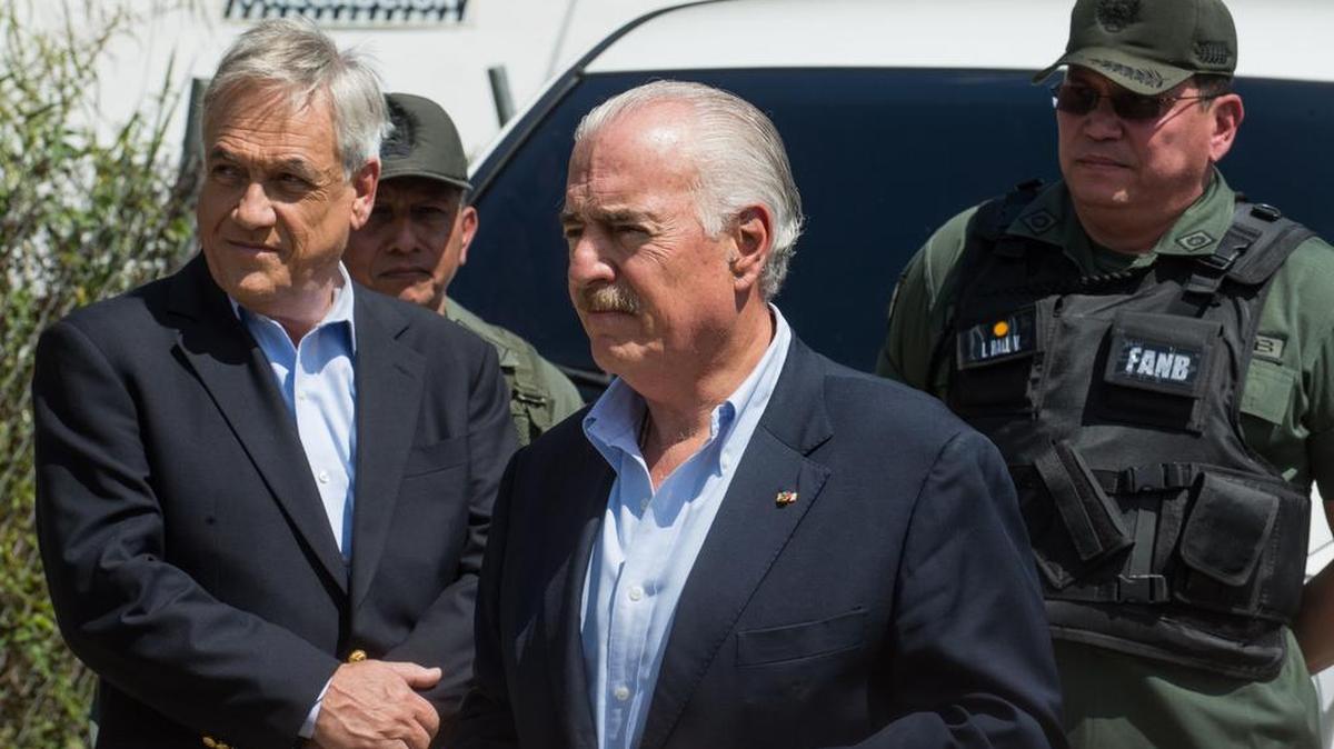 Los ex presidentes Sebastián Piñera (Chile, izq.) y Andrés Pastrana (Colombia), intentan visitar al líder opositor venezolano Leopoldo López en la cárcel de Ramo Verde, en las afueras de Caracas, Venezuela, el 25 de enero de 2015.