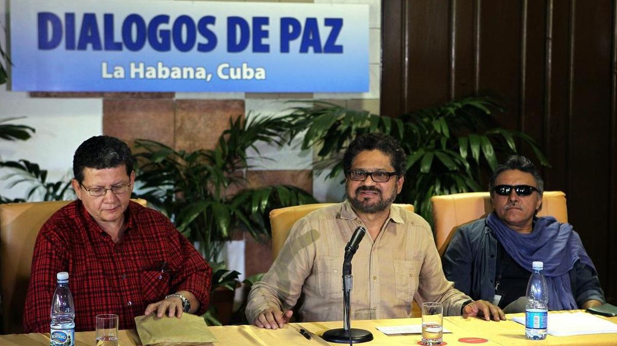 Luciano Marín Arango alias Iván Márquez, centro, uno de los líderes de las FARC, participa en una rueda de prensa en La Habana, el 3 de abril del 2014.