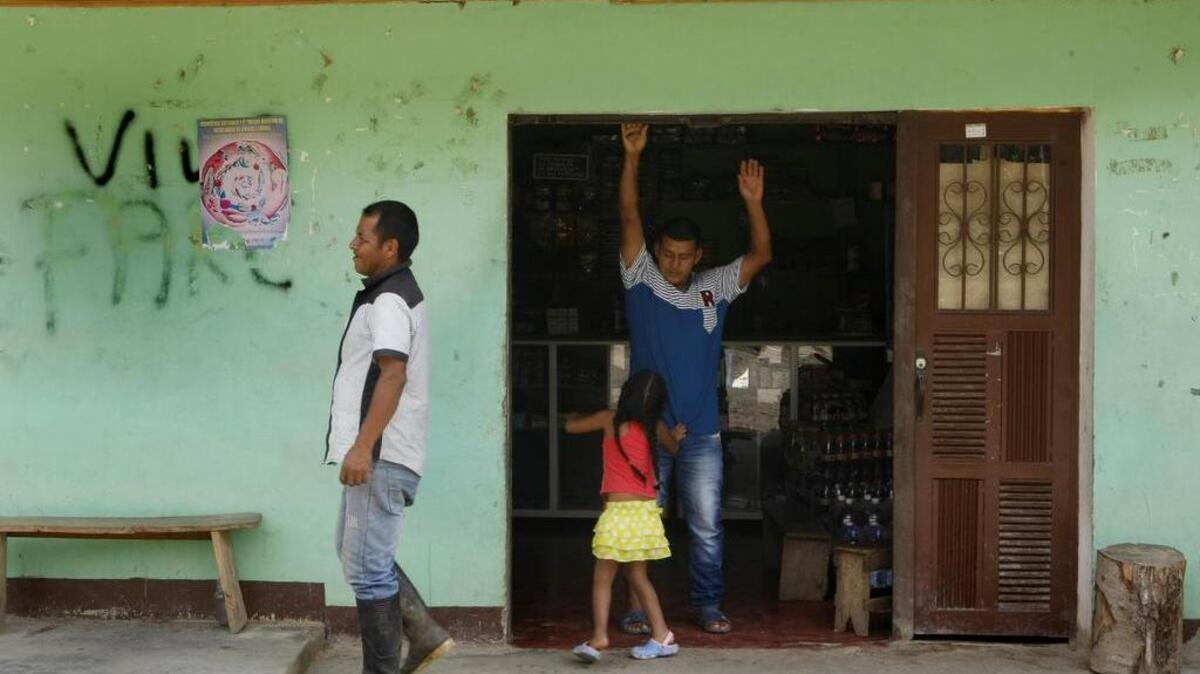 Un hombre camina frente a un comercio el lunes 29 de agosto de 2016, en Toribío, Cauca (Colombia). Los habitantes de Toribío, uno de los muchos municipios afectados durante décadas por el conflicto armado colombiano, vivieron como un día cualquiera el inicio del alto el fuego bilateral y definitivo con las FARC que puso fin a 52 años de conflicto armado.