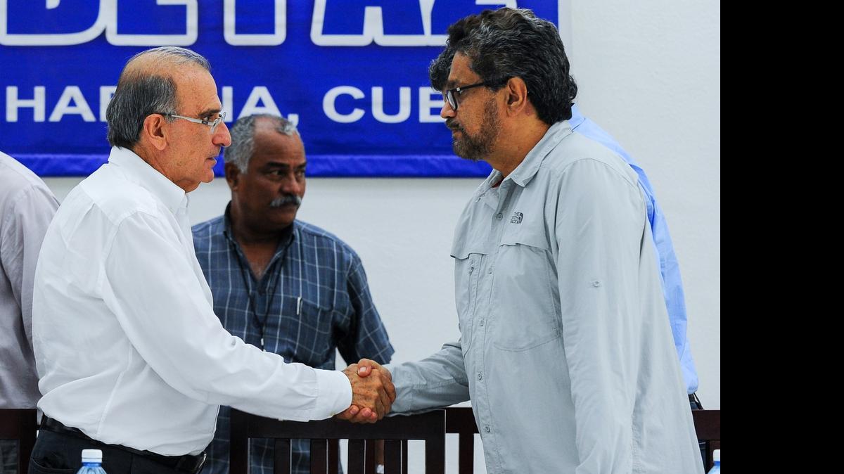 
El jefe de las negociaciones del gobierno colombiano, Humberto de la Calle (izq.), saluda el domingo a Iván Márquez, quien lidera los diálogos de paz por parte de la guerrilla de las FARC. En una declaración conjunta, las delegaciones anunciaron su decisión de ‘hacer todos los esfuerzos’ para llegar a un acuerdo final.
