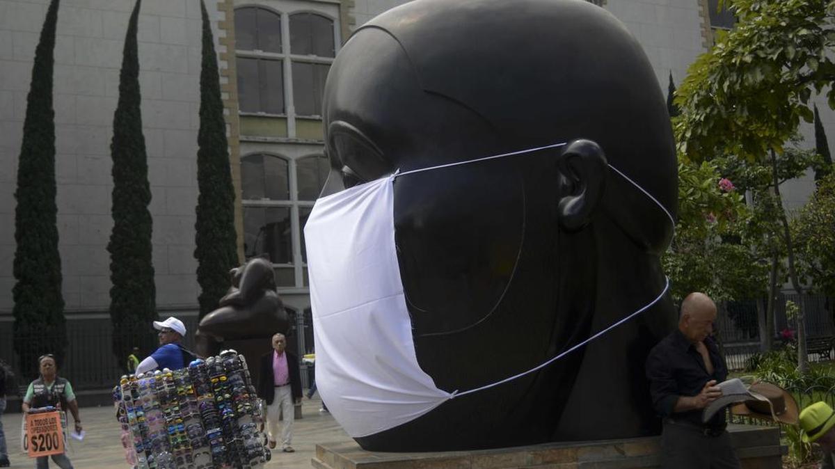 Una máscara gigante se ve en la escultura del artista colombiano Fernando Botero llamada “Cabeza” después de que se puso como una demostración simbólica contra la contaminación del aire, en Medellín, departamento de Antioquia, Colombia, el 8 de abril de 2016.