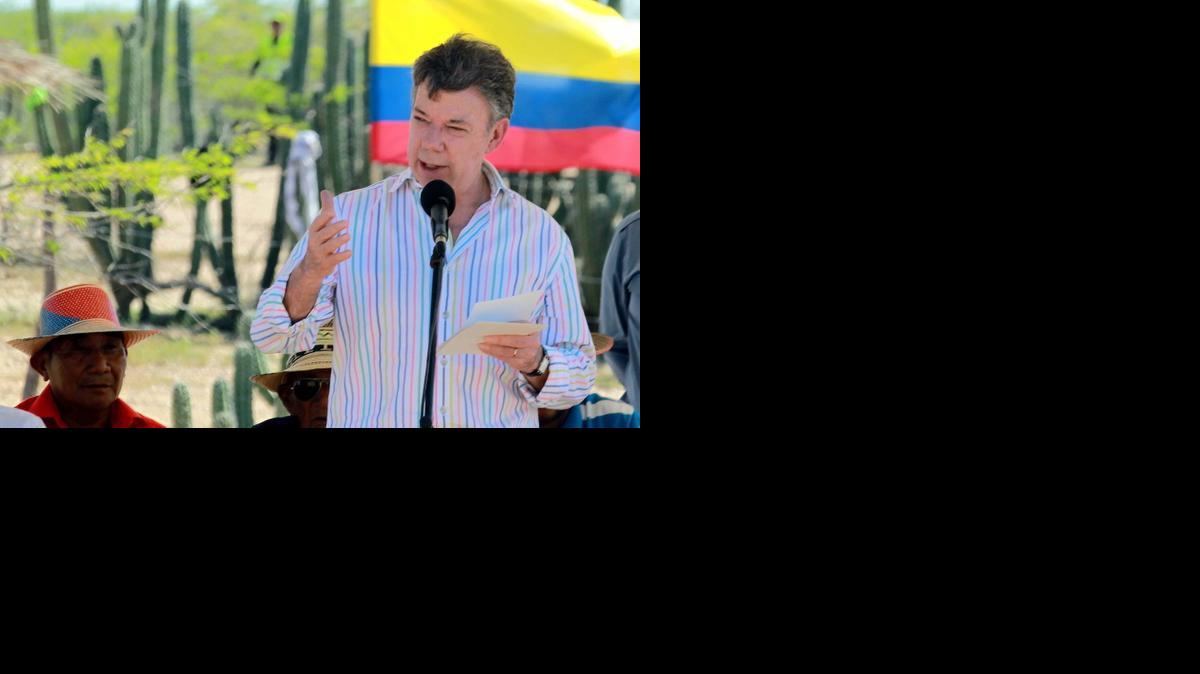 
El presidente de Colombia, Juan Manuel Santos, habla el sábado 20 de diciembre de 2014, durante una visita a Bahía Portete, en el departamento de La Guajira, en la frontera norte con Venezuela en Portete. 
