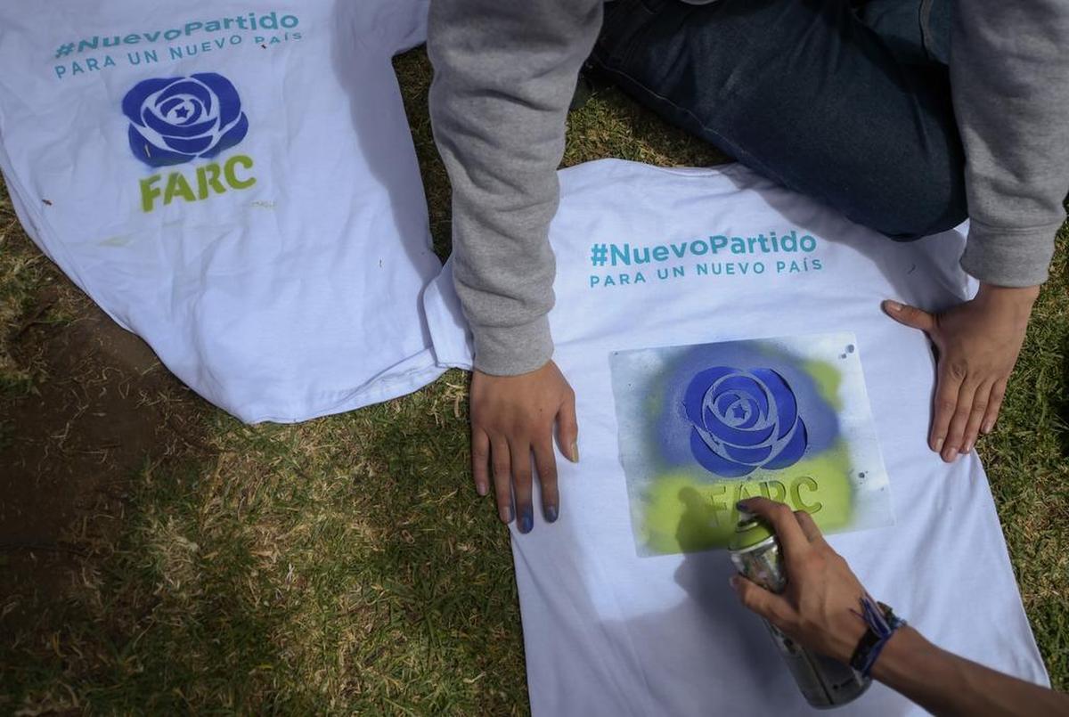 Los miembros y partidarios de las FARC pintan el nuevo logotipo de las FARC (Fuerza Revolucionaria Alternativa Común) transformado en un partido político después de su desarme, durante el cierre de su Congreso Nacional en Bogotá el 1 de septiembre de 2017.