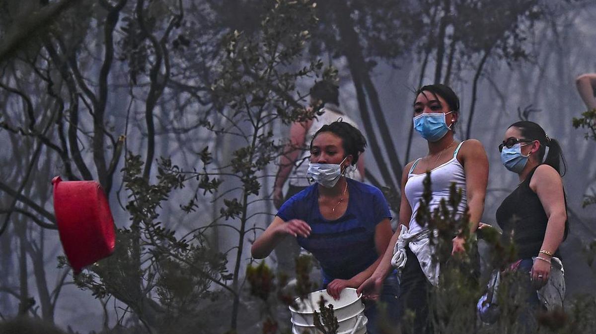 La gente trata de apagar un incendio forestal en Bogotá, en el 2 de febrero de 2016.