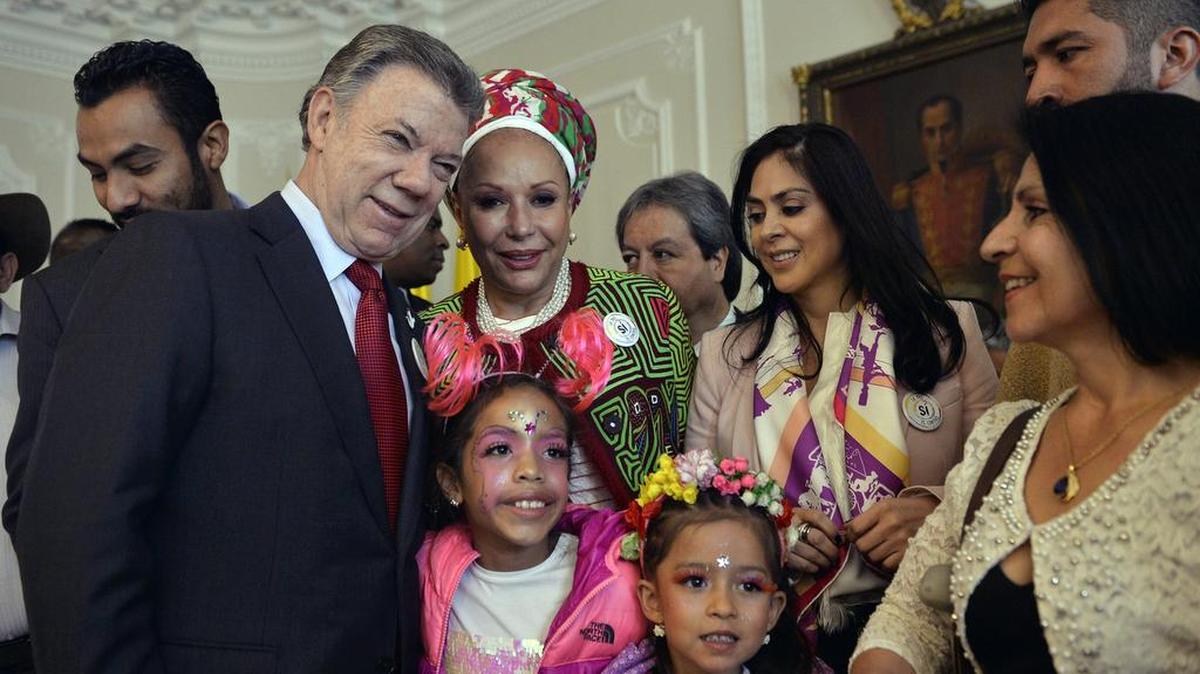 Fotografía cedida por la presidencia de Colombia del presidente de Colombia Juan Manuel Santos (i) y la exsenadora colombiana Piedad Córdoba (2i) el martes 19 de Julio de 2016, en Bogotá (Colombia).