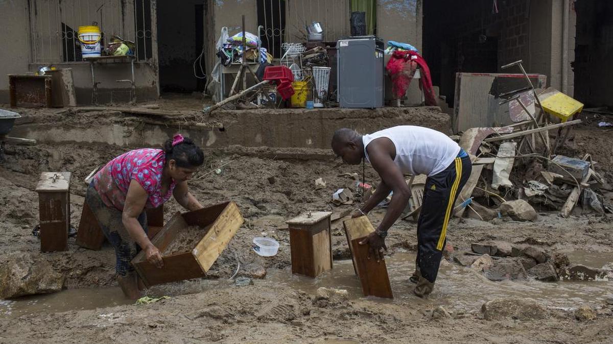 Residentes desplazados recogen sus pertenencias después de un deslizamiento de tierra en el barrio Paolo VI de Mocoa, Putumayo, Colombia, el lunes 3 de abril de 2017.