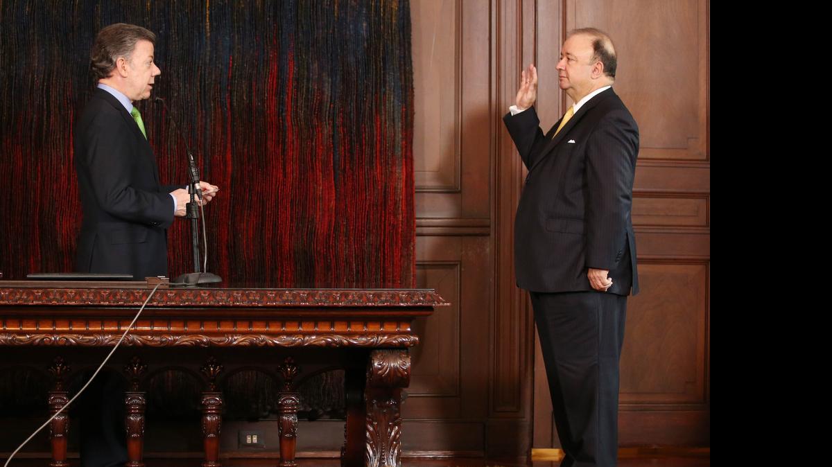 
El nuevo ministro de Defensa de Colombia, Luis Carlos Villegas, jura en el cargo ante el presidente Juan Manuel Santos, el lunes en el palacio presidencial en Bogotá.
