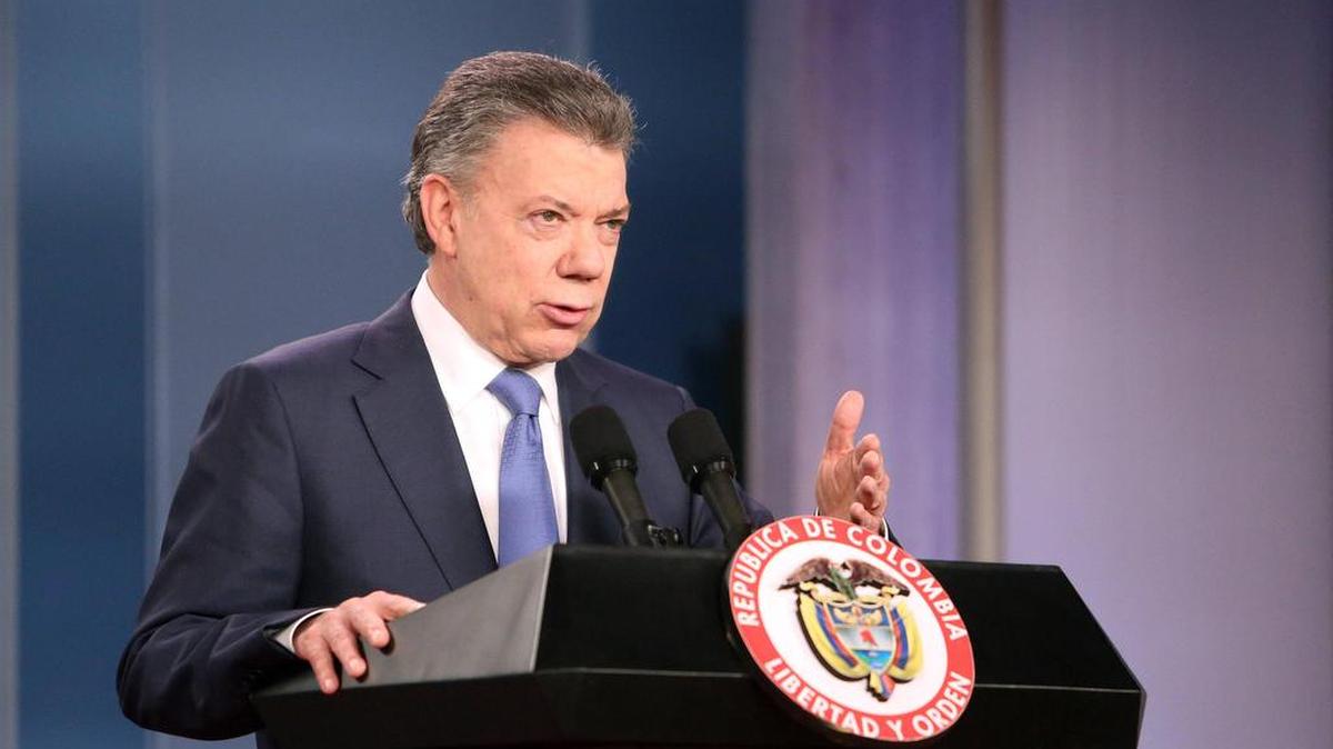 El presidente de Colombia Juan Manuel Santos, realiza una declaración al finalizar el encuentro con el expresidente colombiano Álvaro Uribe en a la Casa de Nariño este miérrcoles 5 de octubre de 2016, en Bogotá (Colombia).