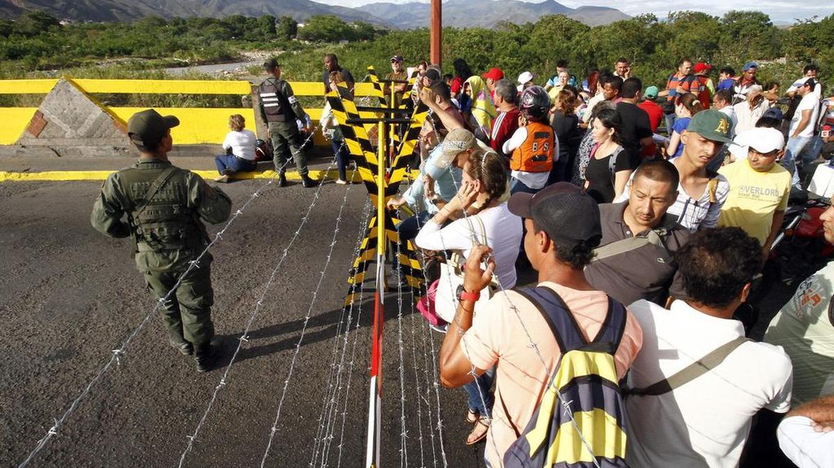 Integrantes de la guardia venezolana son vistos el jueves 20 de agosto de 2015, en el puente internacional Simón Bolívar, límite entre Colombia y Venezuela entre las ciudades de San Antonio y Cúcuta (Colombia).