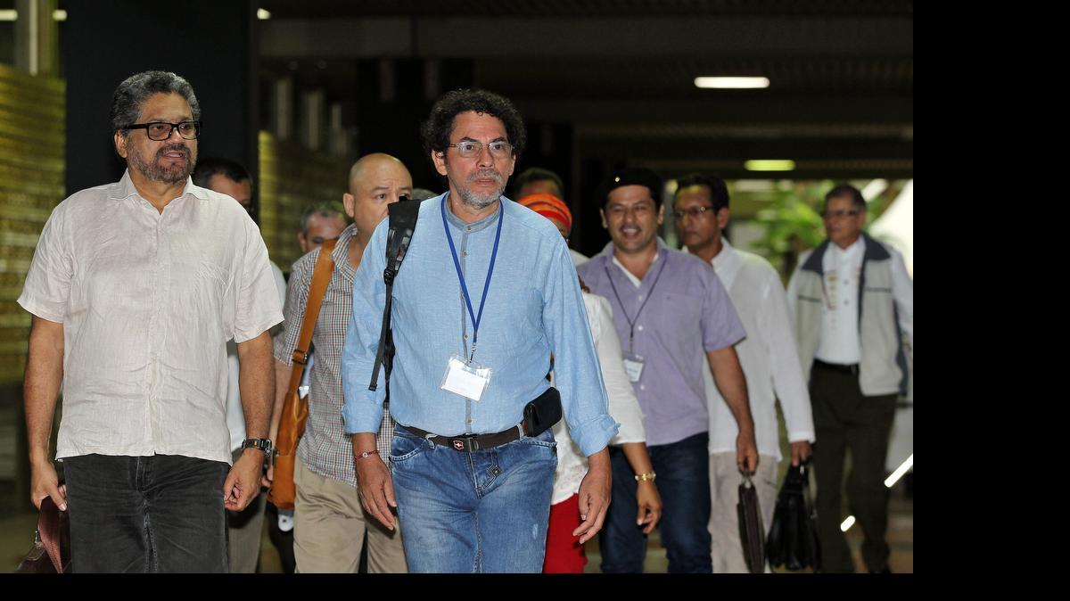 
Los comandantes de las Fuerzas Armadas Revolucionarias de Colombia (FARC) Iván Márquez (i) y Pástor Alape (d) arriban el jueves 21 de mayo de 2015, al Palacio de Convenciones en La Habana (Cuba), durante un nuevo ciclo de conversaciones de paz con el Gobierno colombiano. 
