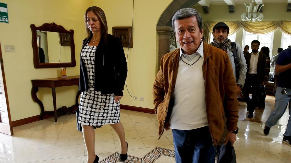 El jefe del equipo negociador del ELN, Israel Ramírez Pineda, alias ‘Pablo Beltrán’, sale tras leer un comunicado de prensa hoy, miércoles 10 de enero de 2018, en Quito (Ecuador).