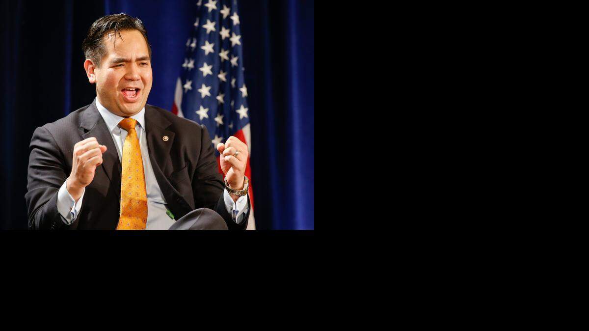 
Sean Reyes, procurador general de Utah, viajó a Colombia y se hizo pasar por guardaespaldas e intérprete de falsos traficantes sexuales de menores. 
