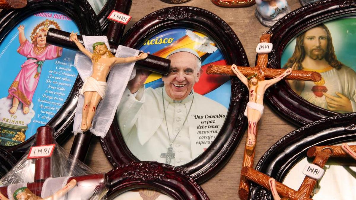 Productos del Papa Francisco en una venta callejera en la Iglesia Divino Niño del 20 de Julio en Bogotá, Colombia.