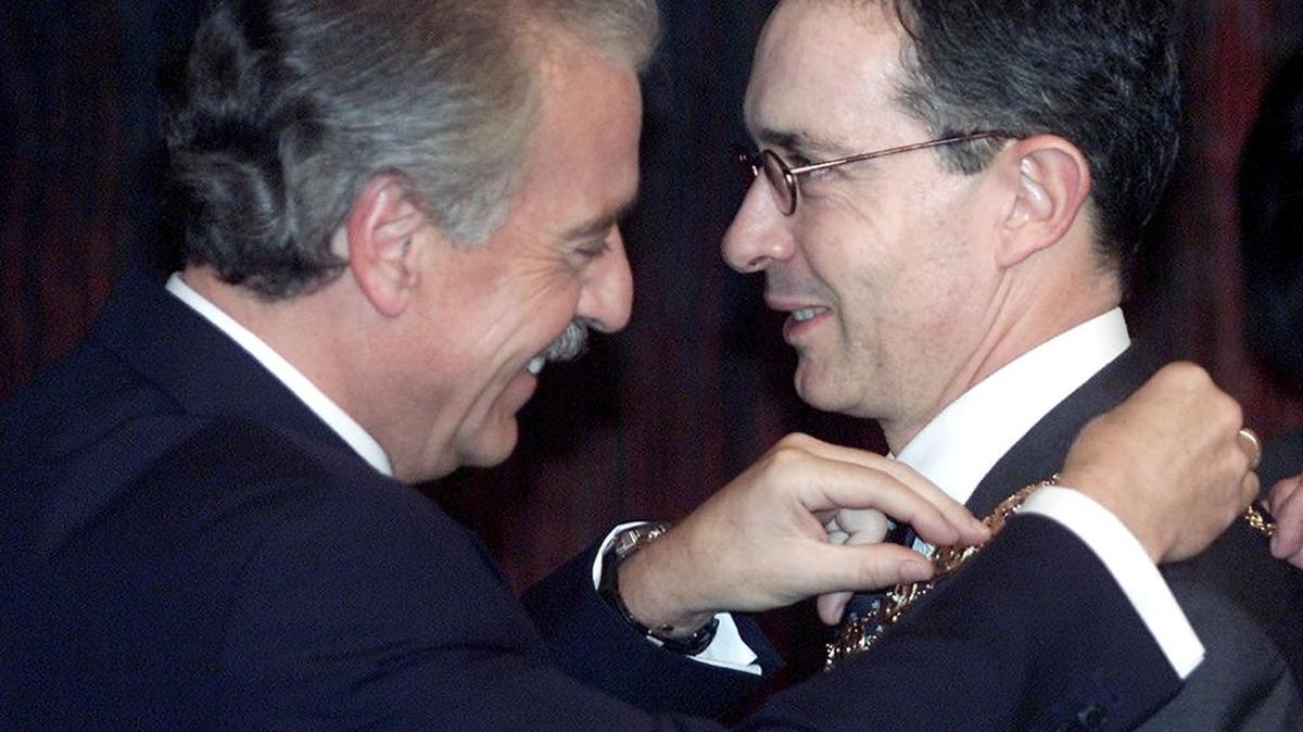 Los ex presidentes Andrés Pastrana (i) y Álvaro Uribe buscarán un “candidato único” con miras a la Presidencia de Colombia para 2018. En la foto, durante un evento en agosto del 2002.