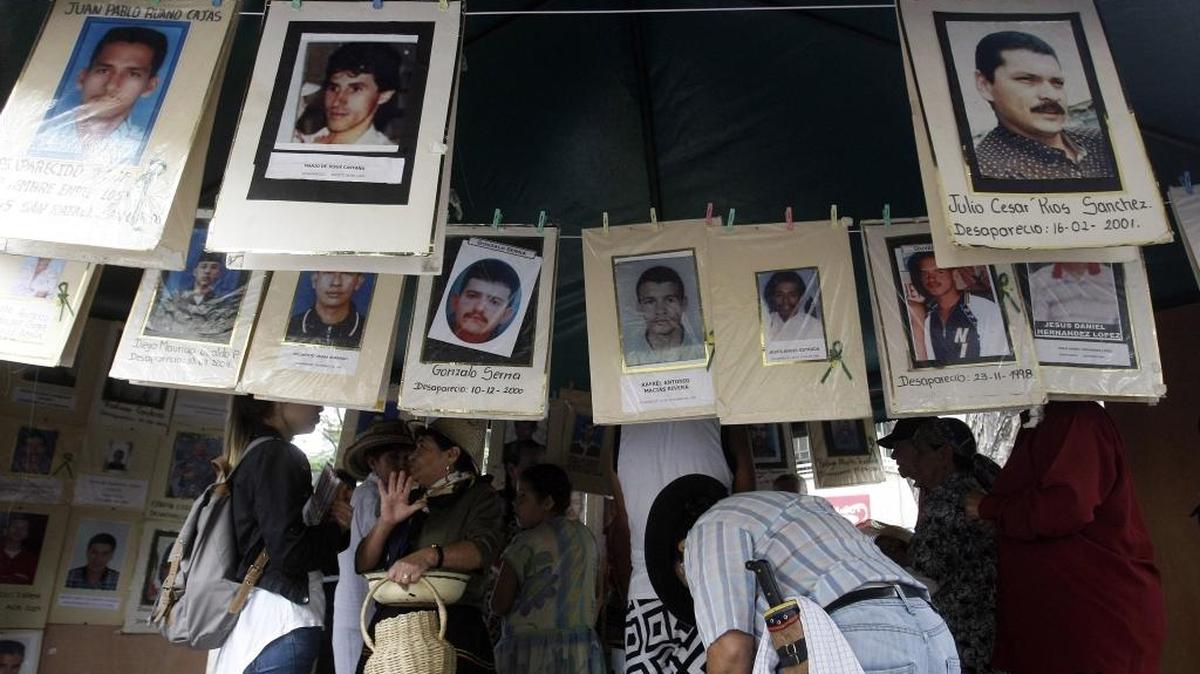 Fotos de personas desaparecidas exhibidas el sábado, durante la conmemoración del Día Nacional de las Víctimas, en Medellín, Colombia.