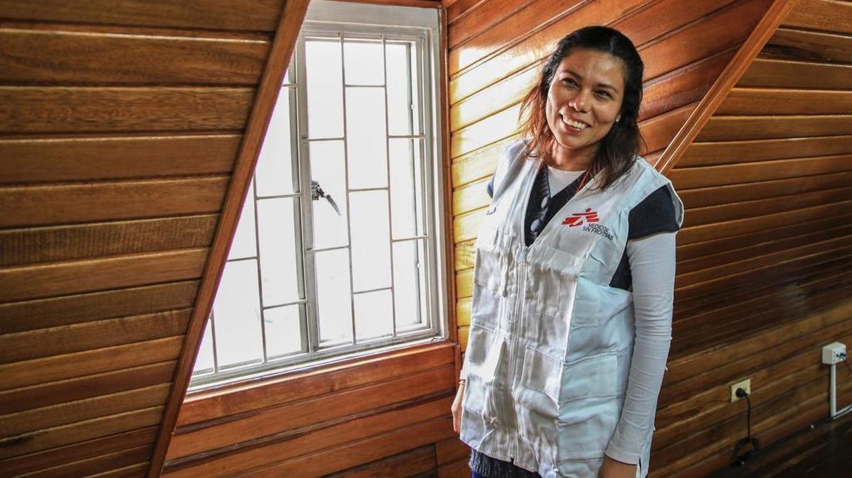 La psicóloga de Medecins Sans Frontieres, Ivonne Sabala, habla durante una entrevista con la AFP el 10 de octubre de 2016. Los rebeldes colombianos pueden estar preparándose para dejar sus armas, pero la nación se enfrenta a un reto más profundo para curarse: tratar las enfermedades mentales del trauma de la Guerra.
