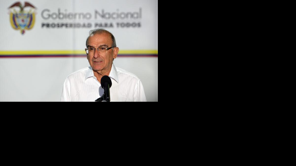
El jefe de la delegación del gobierno colombiano en los diálogos de paz con las FARC, Humberto de la Calle, lee un comunicado el miércoles en La Habana. 
