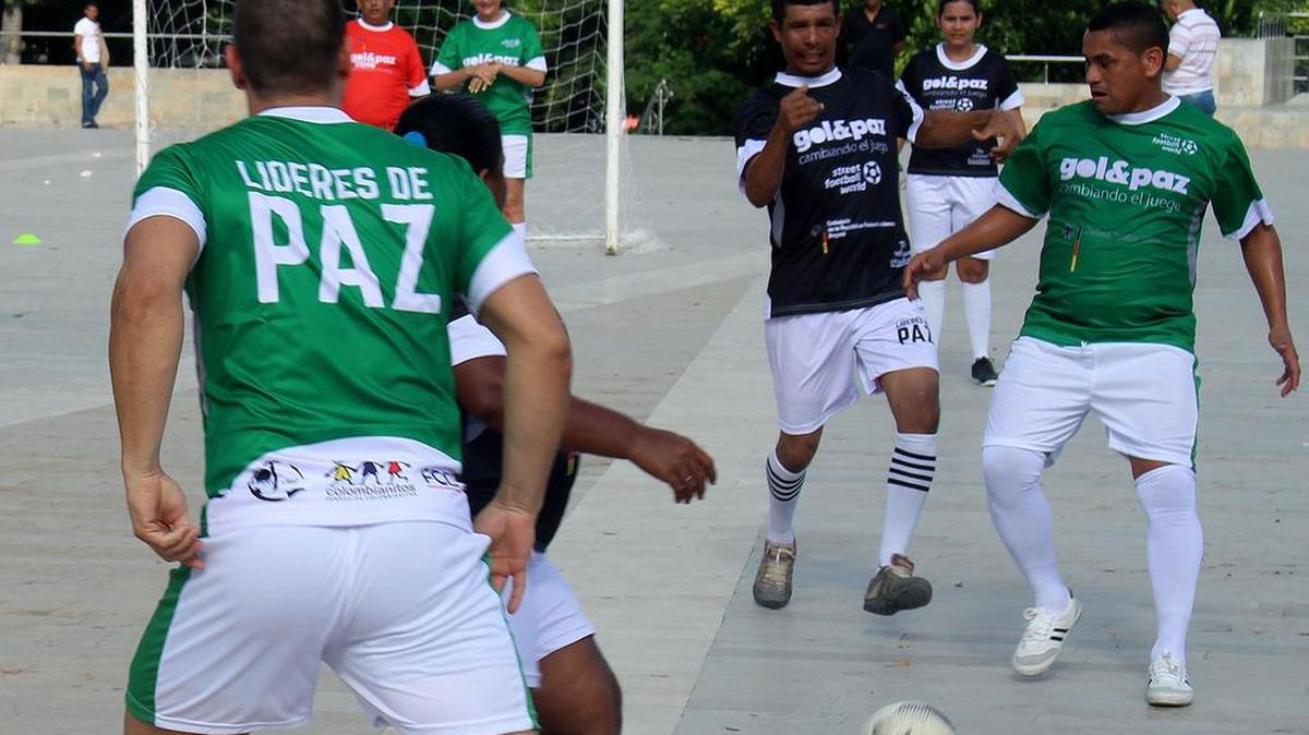 El exjugador de la selección Colombia Víctor Danilo Pachecho (d) participa en el partido GolYPaz por el respeto y la tolerancia el martes 22 de Agosto de 2017, en Barranquilla, Colombia.