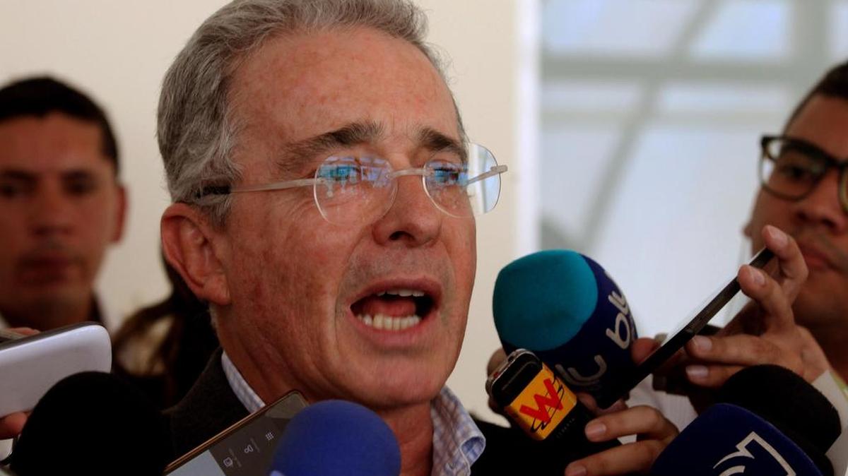 El ex presidente Álvaro Uribe Velez da declaraciones a los medios de comunicación el jueves 23 de junio de 2016, en Medellín (Colombia).