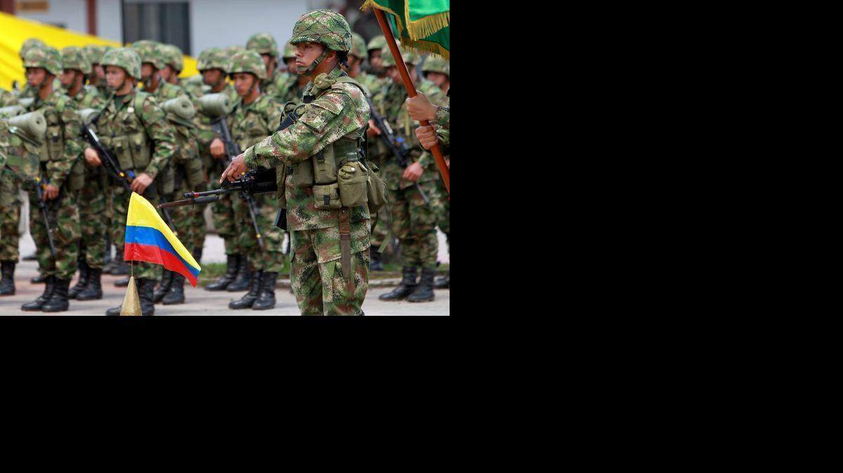 
Un grupo de soldados del Ejército de Colombia participa en el 2012, en una ceremonia militar activando una base para una ‘gran ofensiva’ contra las FARC. 
