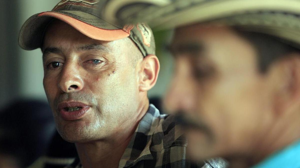 
Fotografía del 3 de agosto de 2015 en la que el campesino y ex raspachín de hoja de coca, José Fernando Gómez (i) narra a Efe la violencia que se vivió en La Caucana, corregimiento de Caucasia en la región del bajo Cauca antioqueño (Colombia). 

