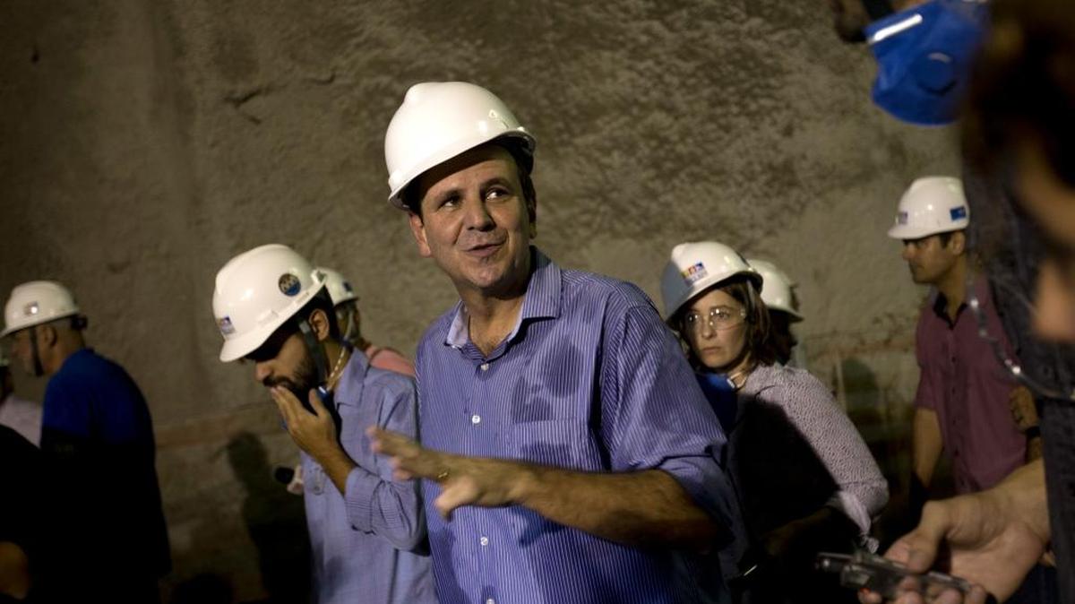 Eduardo Paes (centro), ex alcalde de Río de Janeiro, habla con laprensa en un túnel de esa ciudad, en una imagen de marzo del 2015.