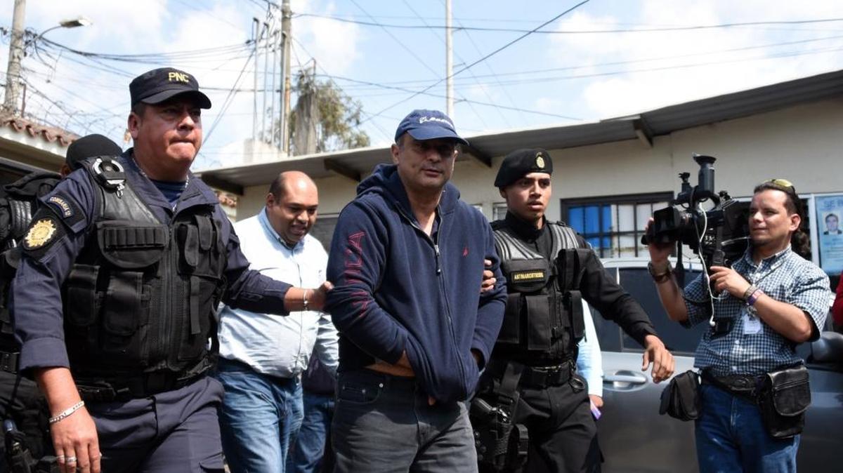 Mario Baldetti (cen.C), hermano de la ex vicepresidenta de Guatemala, Roxana Baldetti, es escoltado por la policía el martes en Villa Nueva, a 25 km al sur de Ciudad de Guatemala.