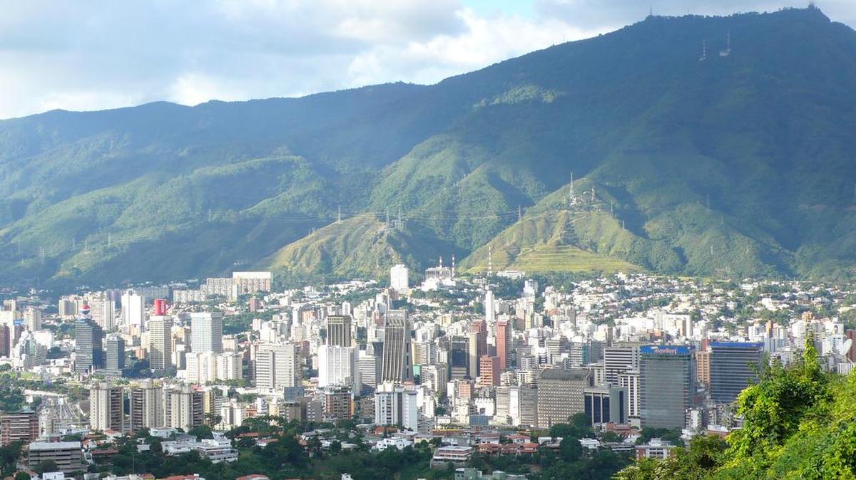 Edificios del área comercial de Caracas y al fondo el Cerro del Avila.