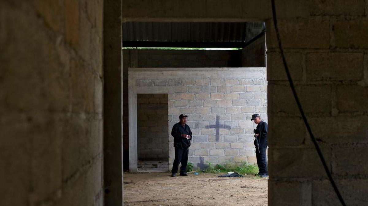 Dos policías dentro de un almacén donde soldados mexicanos mataron a supuestos delincuentes, en una imagen del 3 de julio del 2014.