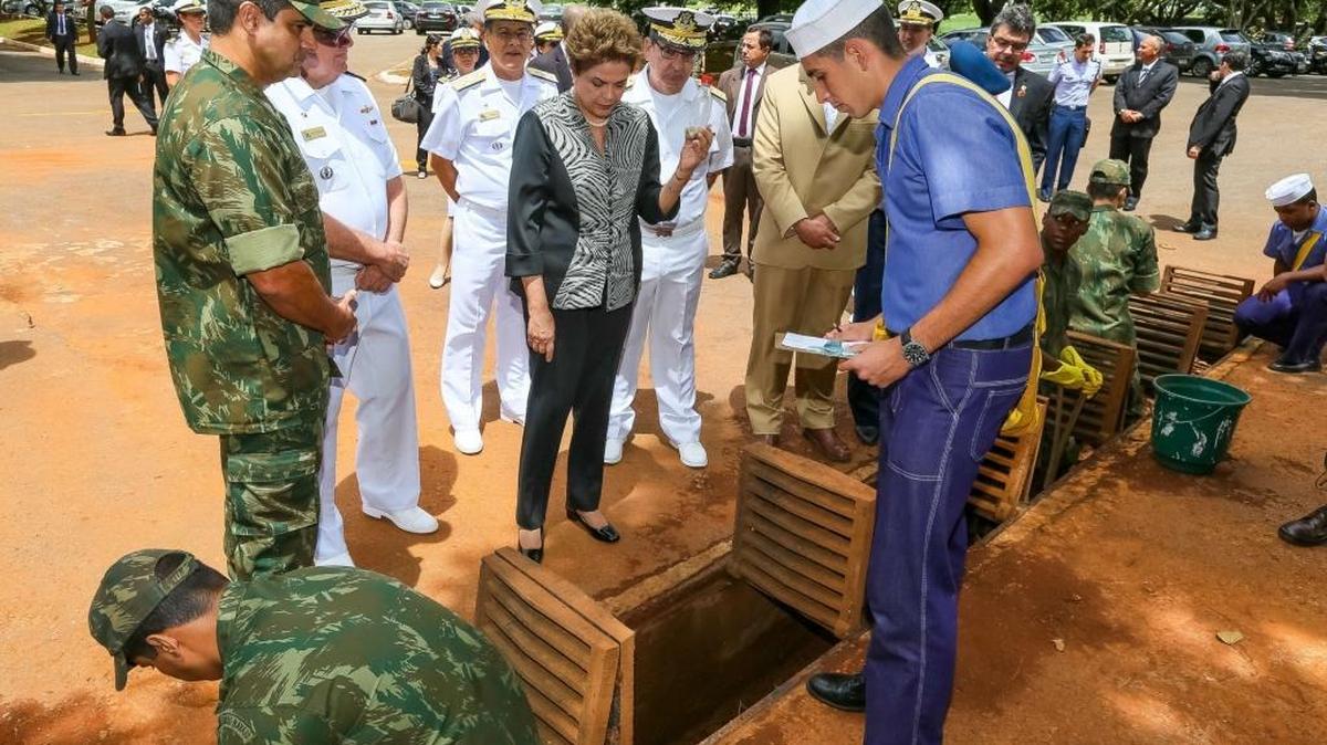 La presidenta brasileña Dilma Rousseff observa a varios marines trabajando para combatir al mosquito Aedes aegypti, en Brasilia este viernes.