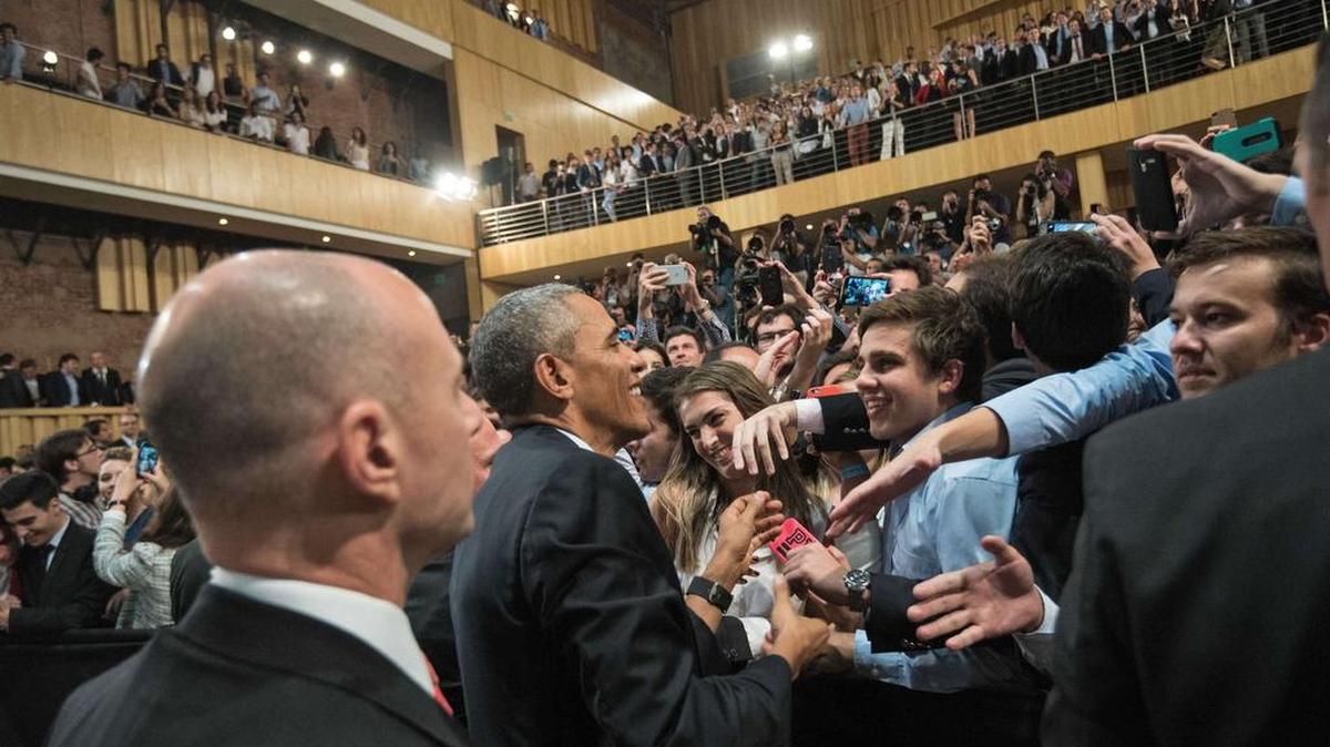 El presidente estadounidense Barack Obama salude a miembros de la audiencia en el centro cultural la "Usina del Arte" en Buenos Aires el 23 de marzo de 2016.