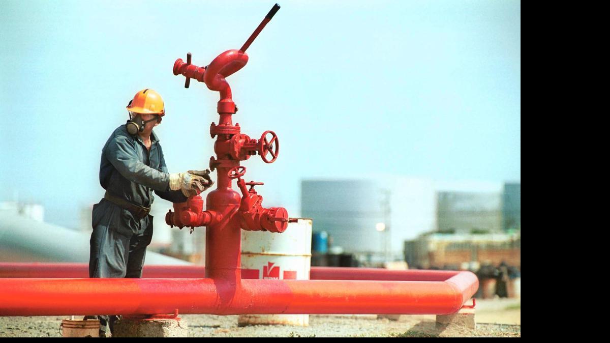 
Un trabajador abre una válvula en la refinería de Amuay, en Punto Fijo, Venezuela, en el 2002. Latinoamérica ha sufrido un bajón de las inversiones, en parte por la caída en los precios de las materias primas como el petróleo.
