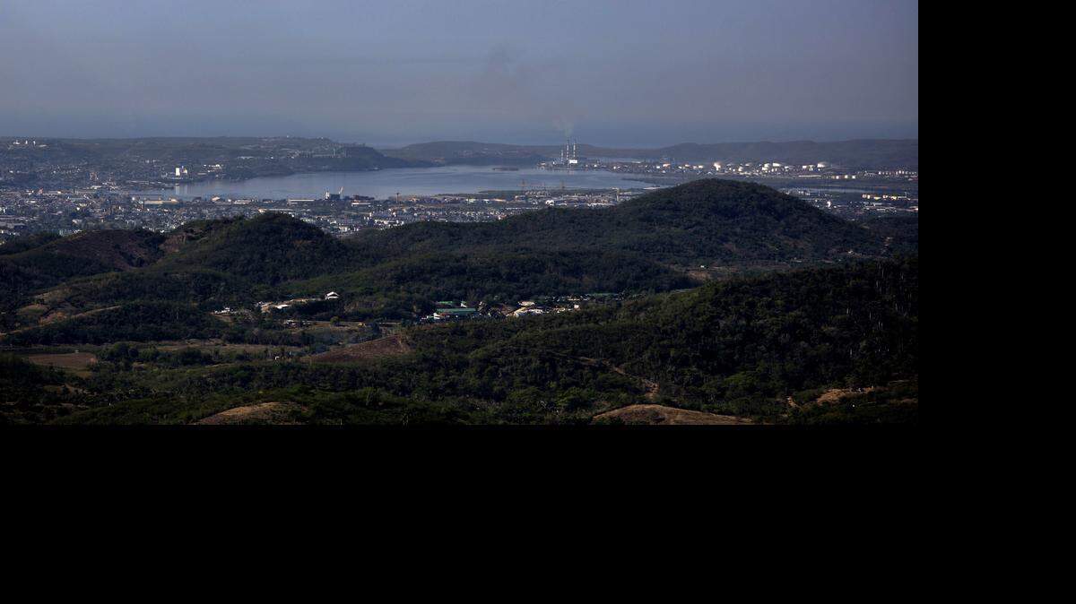 
Bahía de Santiago vista desde la Montaña El Boniato, a las afueras de Santiago de Cuba. La provincia de Santiago fue el lugar de origen de los Castro y de la Revolución Cubana.
