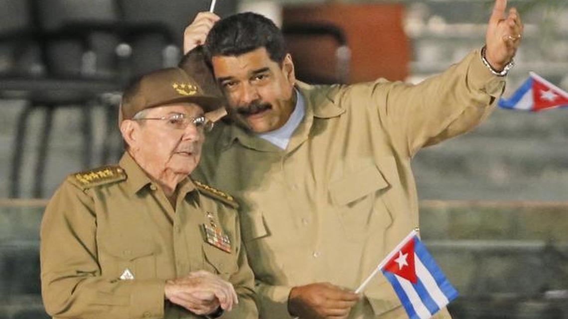 Raul Castro y el presidente de Venezuela Nicolás Maduro en la Plaza Antonio Maceo de Santiago de Cuba durante un tributo a Fidel Castro, el 3 de diciembre del 2016.