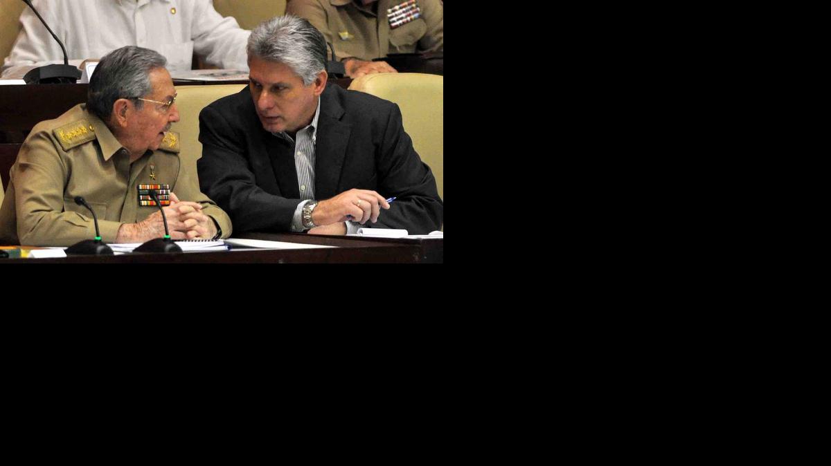 
El mandatario cubano Raúl Castro (izq.), y el primer vicepresidente Miguel Díaz-Canel, en la segunda y última sesión del año de la Asamblea Nacional del Poder Popular, el viernes en La Habana. 

