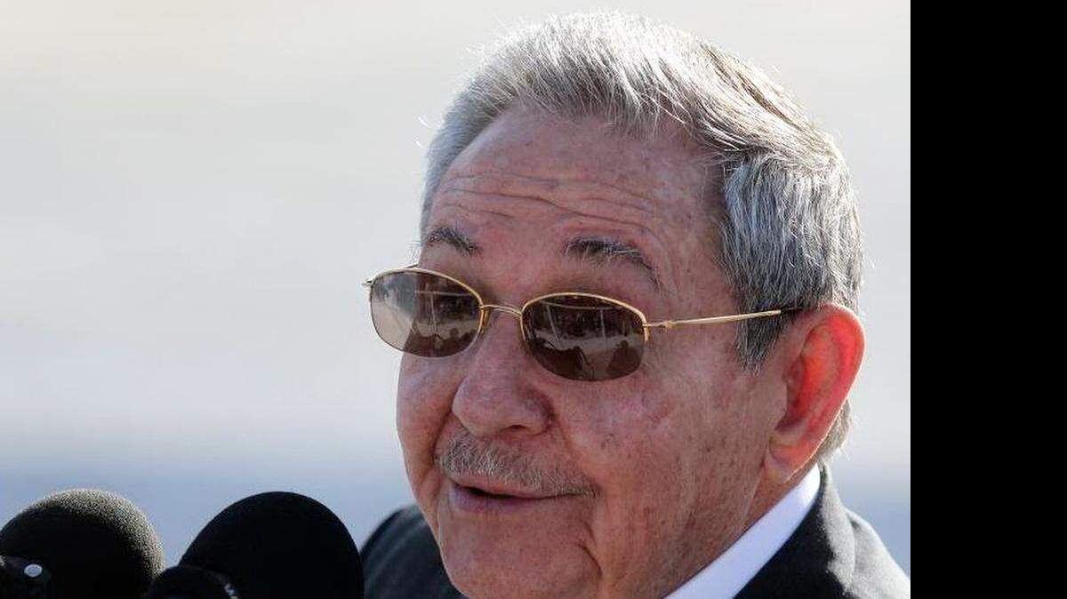 El gobernante de Cuba, Raúl Castro, habla a la prensa tras despedir a su homólogo de Francia, François Hollande, el martes 12 de mayo de 2015, en el aeropuerto José Martí de La Habana (Cuba).