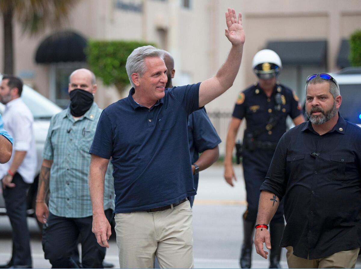 El líder republicano de la Cámara de Representantes del Congreso de Estados Unidos, Kevin McCarthy, asiste a una manifestación contra el comunismo en Cuba que se realizó en el restaurante Versailles en la Calle Ocho en la Pequeña Habana, el miércoles 4 de agosto de 2021.